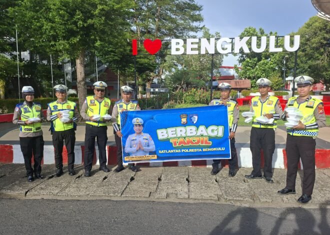 Satlantas Polresta Bengkulu Berbagi Puluhan Takjil Ke Pengendara, Kasat: Dilaksanakan Full Selama Ramadhan