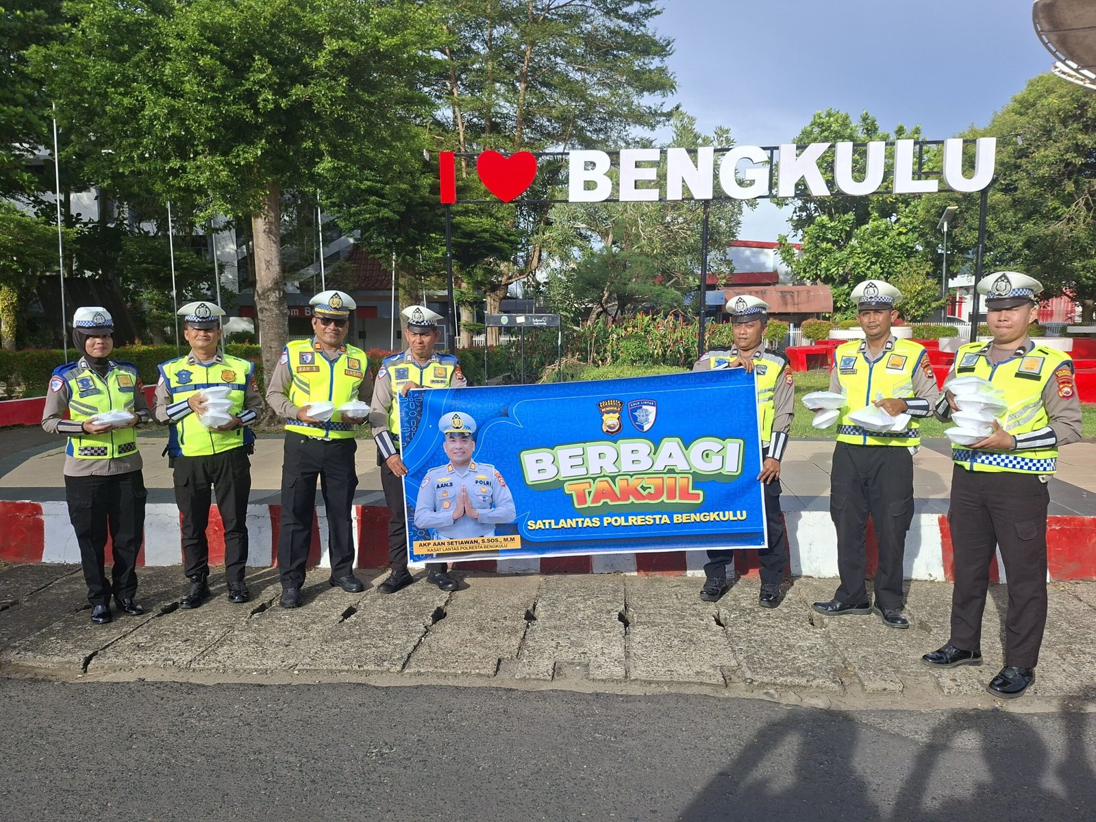 Satlantas Polresta Bengkulu Berbagi Puluhan Takjil Ke Pengendara, Kasat: Dilaksanakan Full Selama Ramadhan