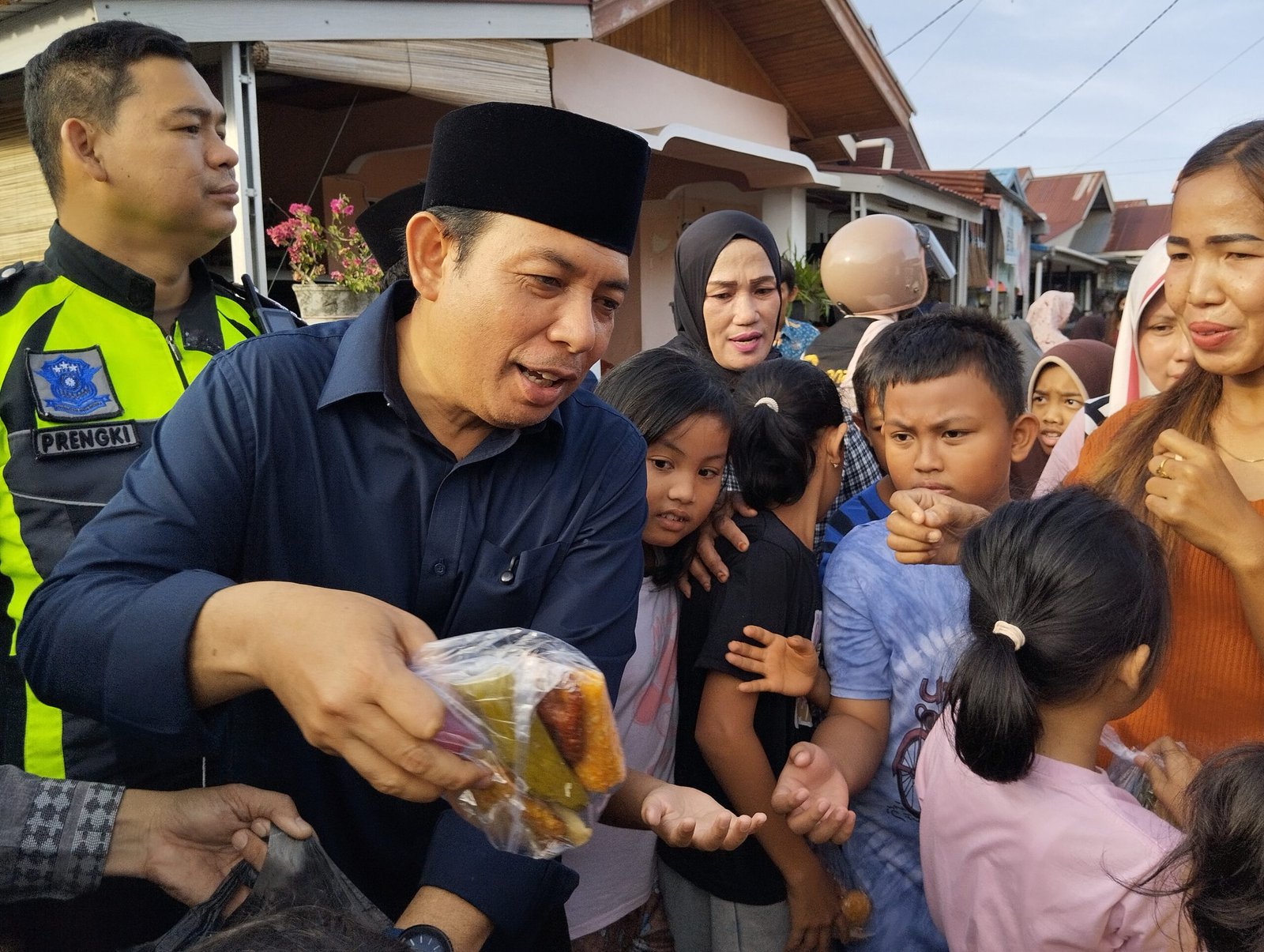 Walikota Bengkulu & Baznas Berbagi Ratusan Takjil Ke Warga Rawa Makmur, Makasih Pak Dedy