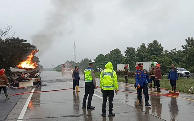 Truk Tangki Terbakar di KM 185 Tol Cipali Arah Cirebon, Pertamina Buka Suara