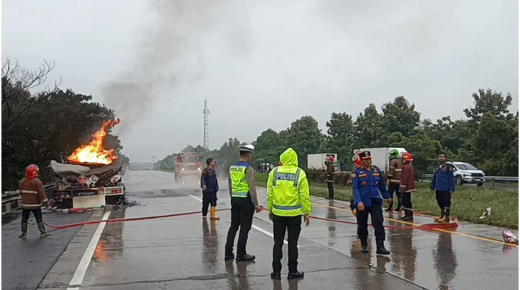 Truk Tangki Terbakar di KM 185 Tol Cipali Arah Cirebon, Pertamina Buka Suara