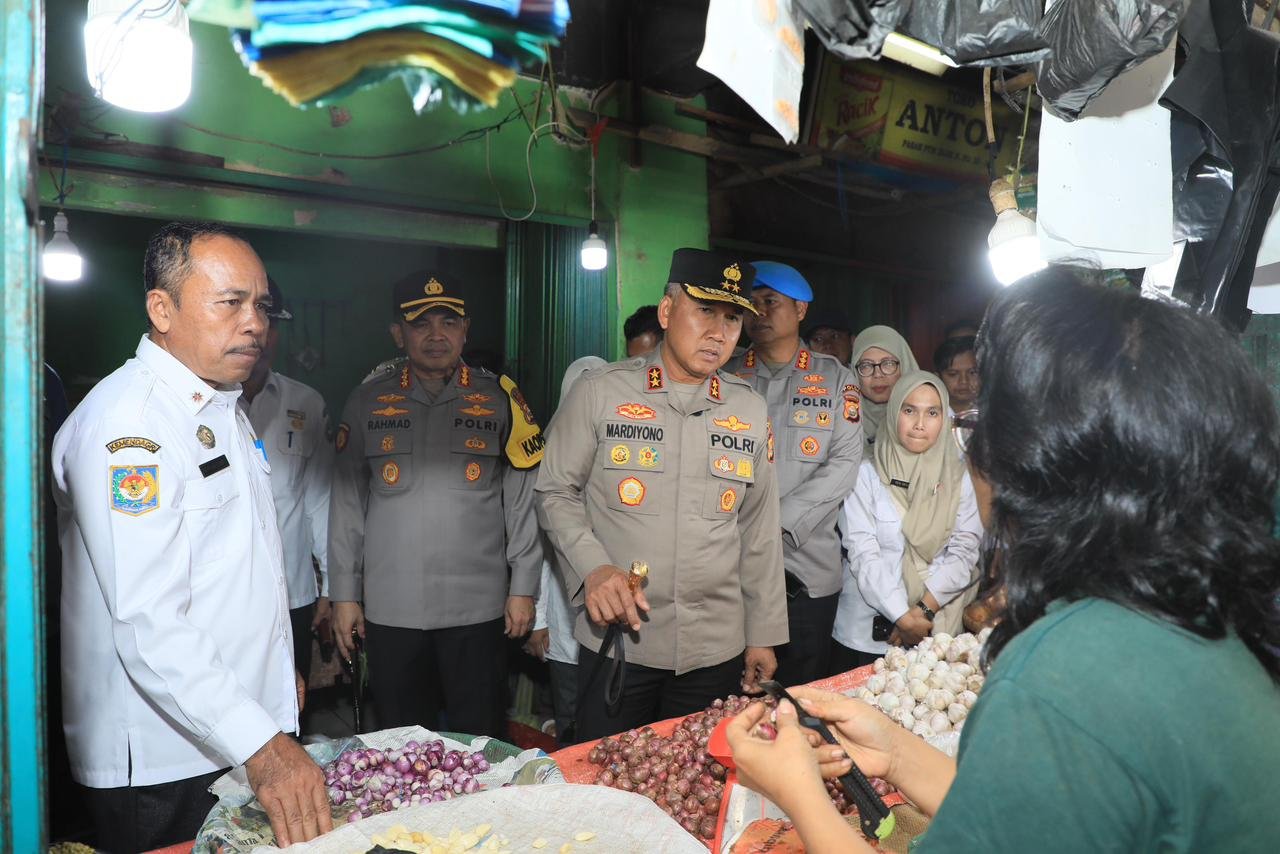Antisipasi Kenaikan Harga Bahan Pokok Selama Ramadhan, Kapolda Bengkulu Gelar Sidak Ke Pasar Minggu