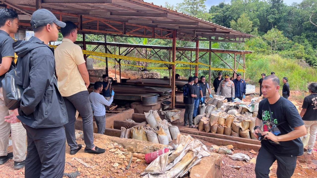 Amankan 7 Tersangka, Mabes Polri Bongkar Penambangan Ilegal & Penyelundupan Pasir Timah ke Malaysia