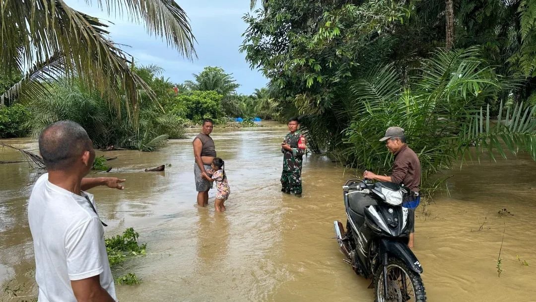 Banjir Rendam Tiga Desa, Kodim 0428/Mukomuko Bantu Evakuasi Warga Hingga Hewan Ternak