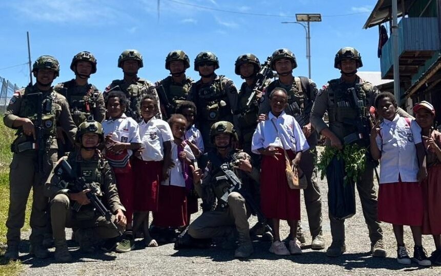 Patroli di Sinak, Ops Damai Cartenz Perkuat Kedekatan & Rasa Aman Warga