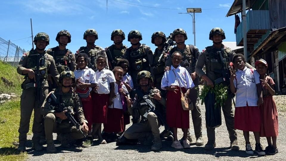 Patroli di Sinak, Ops Damai Cartenz Perkuat Kedekatan & Rasa Aman Warga