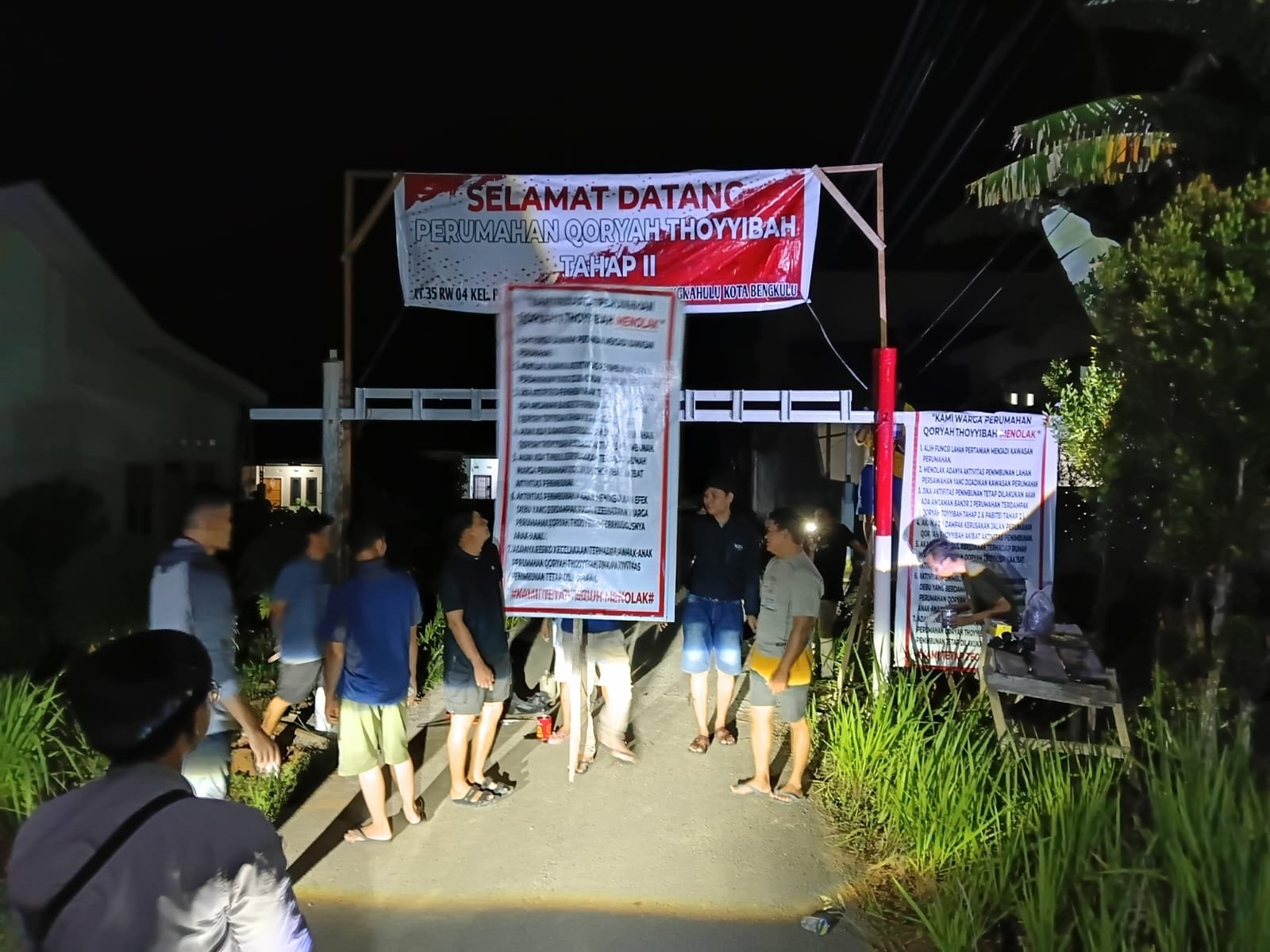 Tolak Alih Fungsi Lahan Pertanian Menjadi Perumahan, Warga Qoriah Thoyyibah Pasang Portal & Spanduk Penolakan