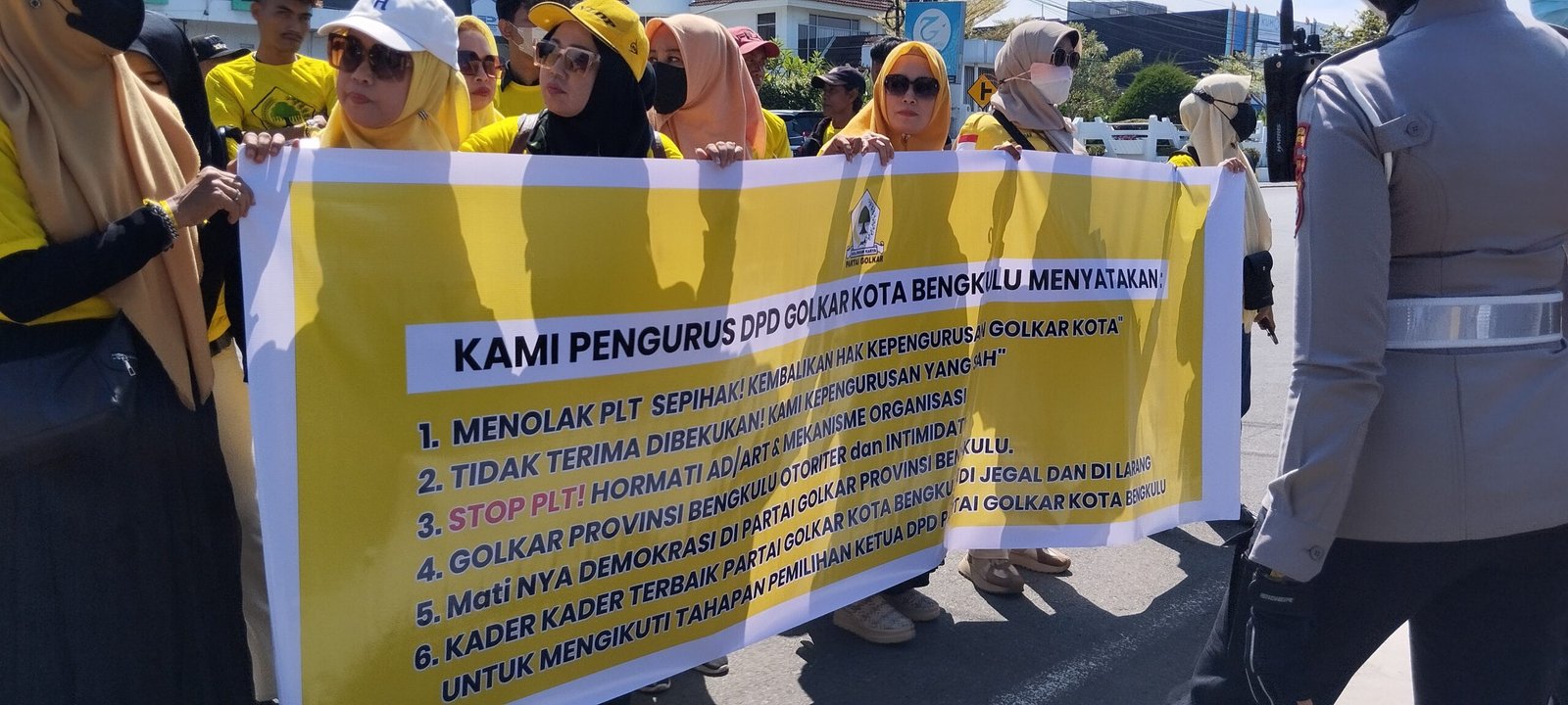 Golkar Bengkulu Kian Memanas, Puluhan Kader DPD Golkar Kota Gruduk Kantor DPD Golkar Provinsi