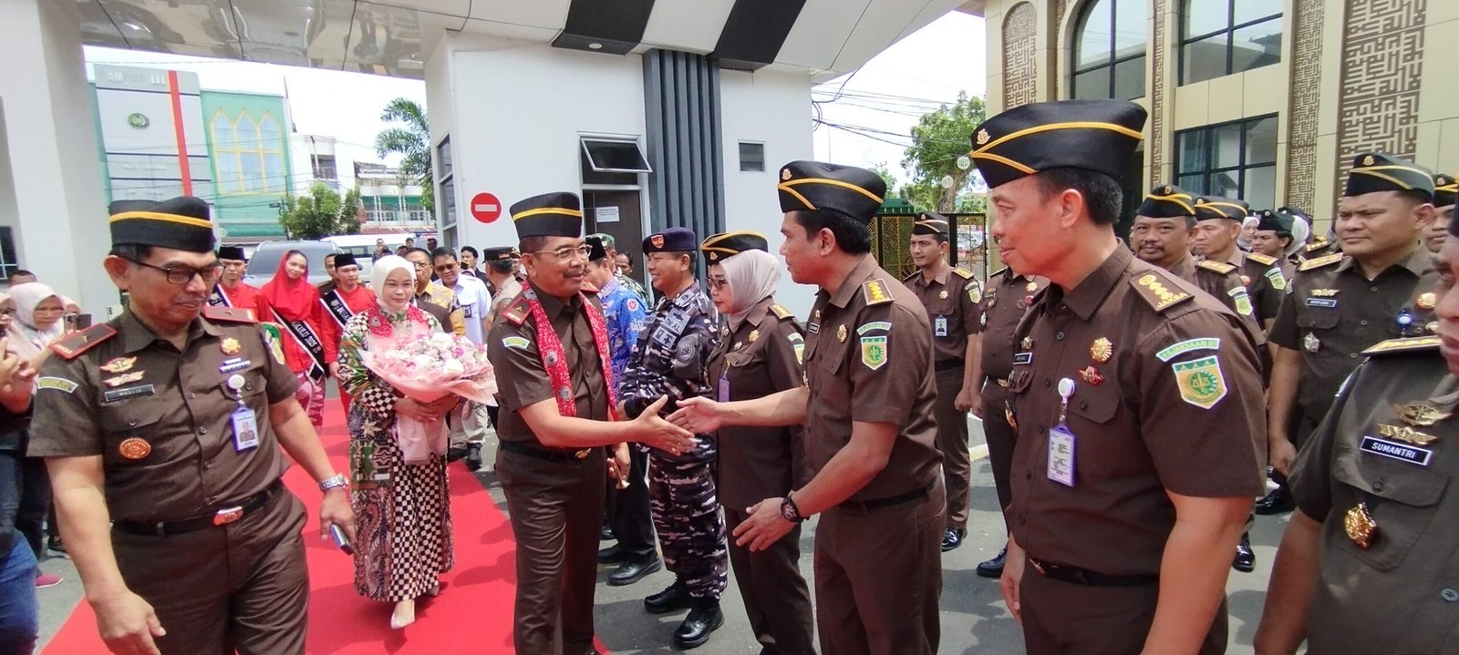Disambut Tarian Sekapur Sirih, Kajati Bengkulu Saiful Bahri Resmi Bertugas Di Bumi Merah Putih