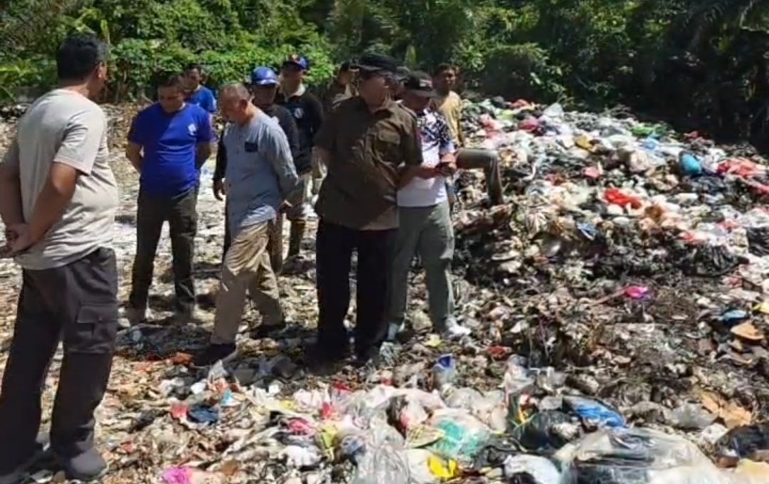 Tebarkan Bau Busuk, DLH Bersama Satpol-PP Kota Bengkulu Tutup 2 TPS Liar