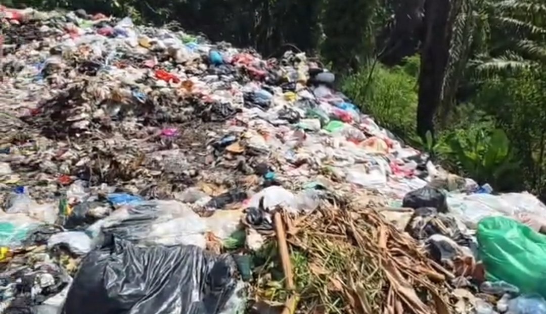Tumpukan sampah di dua TPS liar yang ada di Kota Bengkulu.