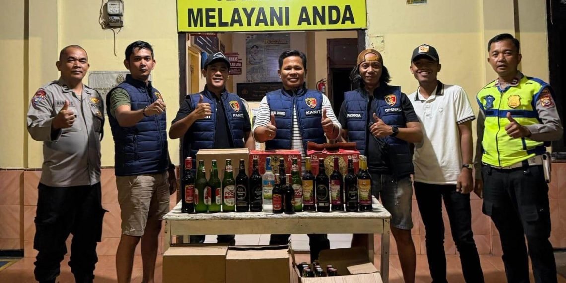 Bikin Resah Masyarakat, Polsek Teluk Segara Sita Ratusan Botol Miras di Kampung Bali