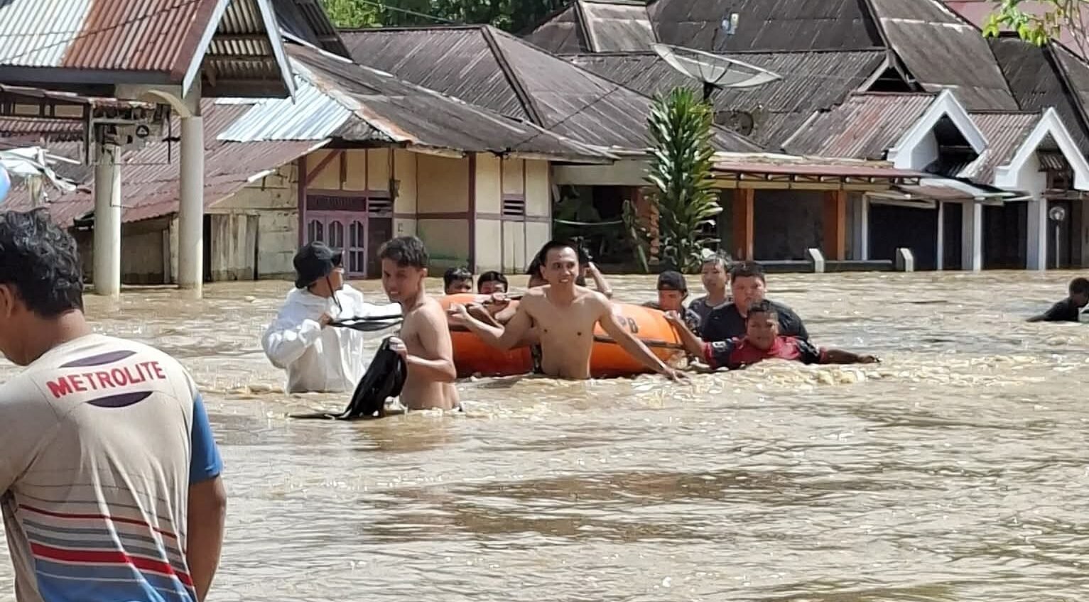 Banjir di Lebong Rendam 4 Kecamatan, Lalulintas Terputus Akibat Longsor