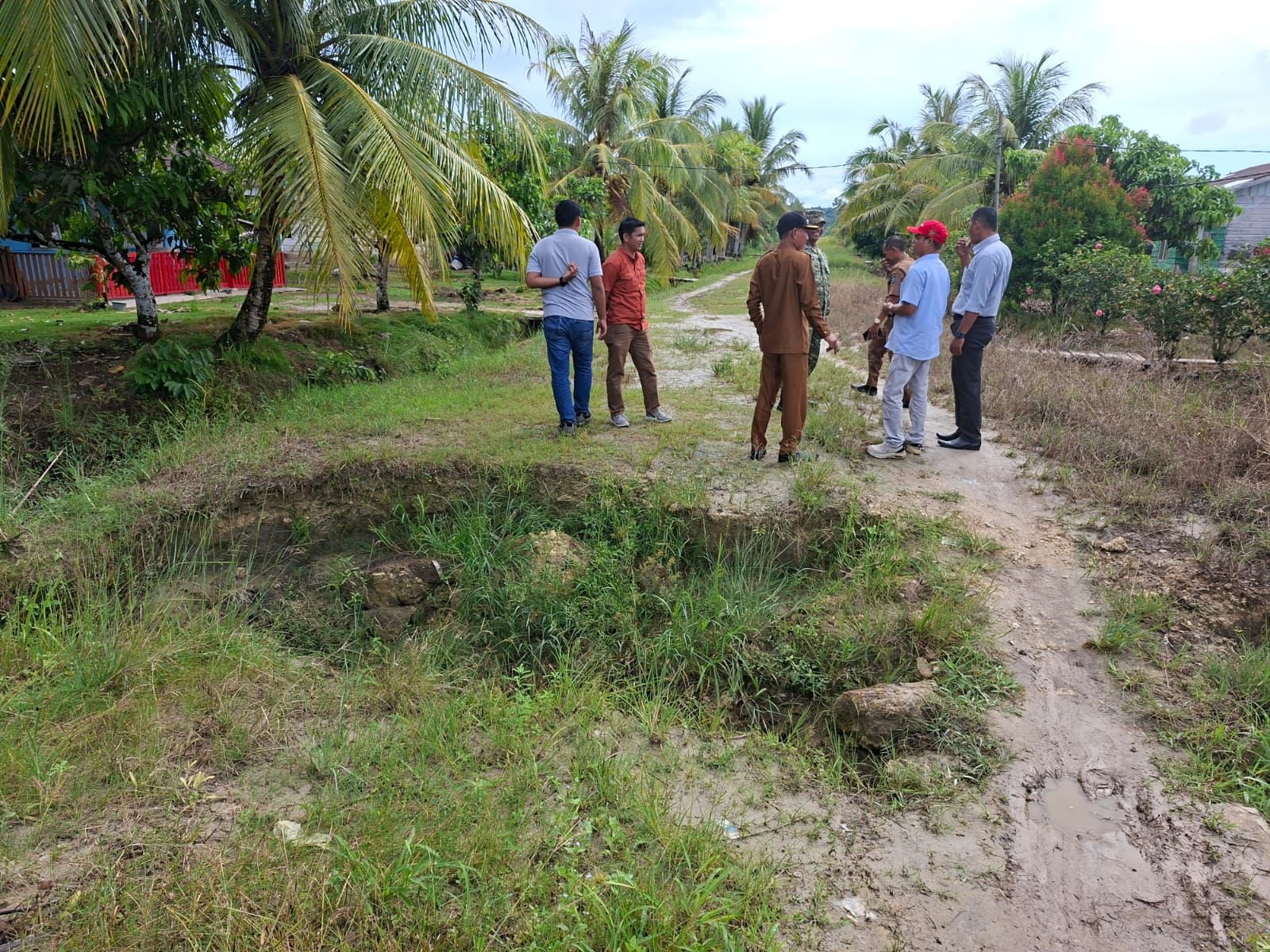 Wakil Ketua I DPRD Provinsi Bengkulu, Teuku Zulkarnain saat mengunjungi Kecamatan Pulau Enggano, Kabupaten Bengkulu Utara, Provinsi Bengkulu, beberapa waktu lalu.