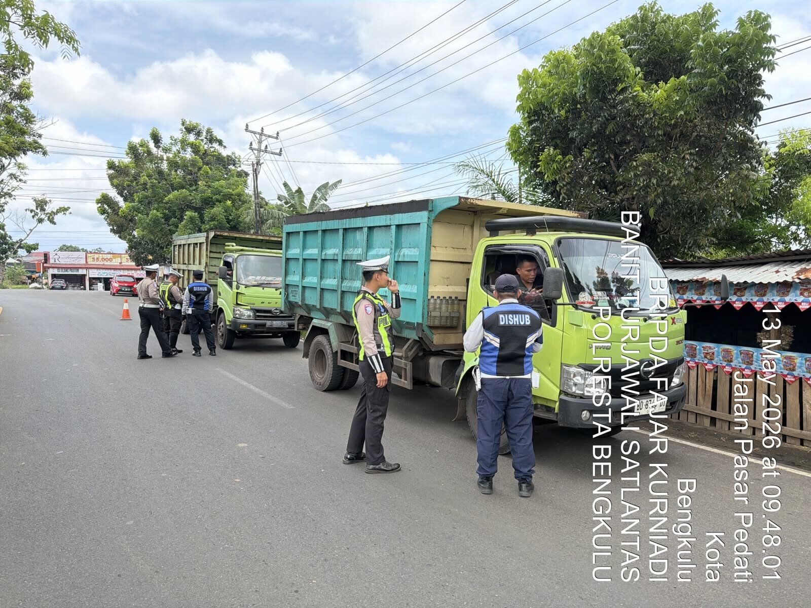 Belasan kendaraan Over Dimensi Over Load atau Odol terjaring razia tim gabungan satlantas Polresta Bengkulu dan Dishub Kota Bengkulu Rabu siang (13/05/2026).