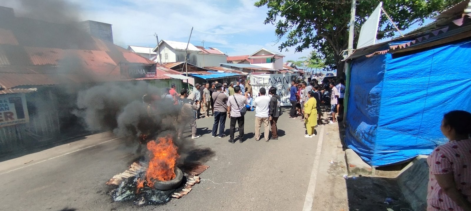 Polda Bengkulu Tangkap 2 Nelayan & Sita 40 Jerigen Solar, Ratusan Warga Malabero Blokir Jalan