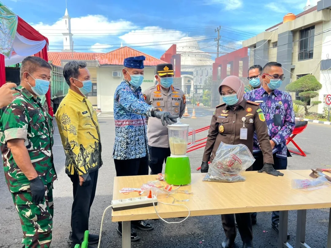 Suasana pemusnahan barang bukti hasil kejahatan yang sudah memiliki kekuatan hukum tetap dari Pengadilan Negeri Bengkulu.