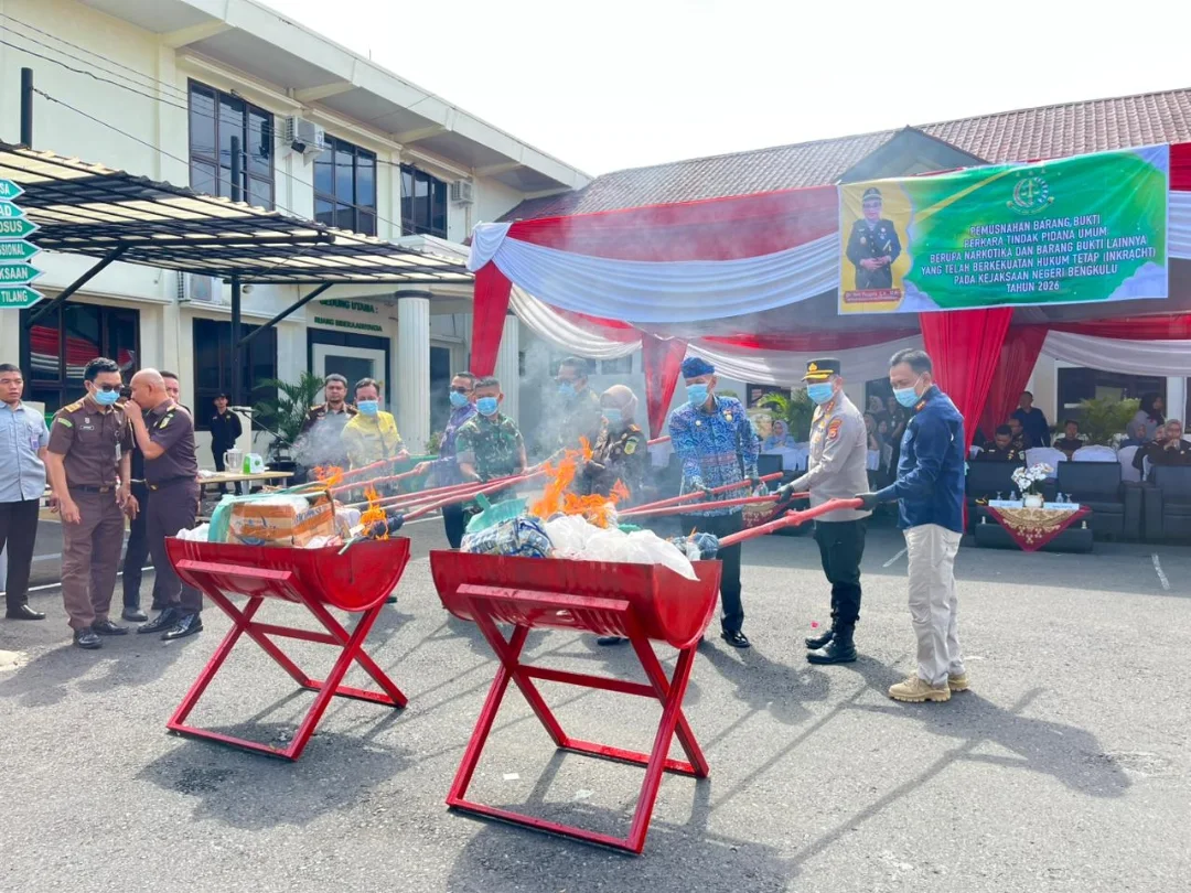 Kejari Bengkulu Musnahkan Barang Bukti Narkoba Hingga Senjata Tajam Milik Geng Motor
