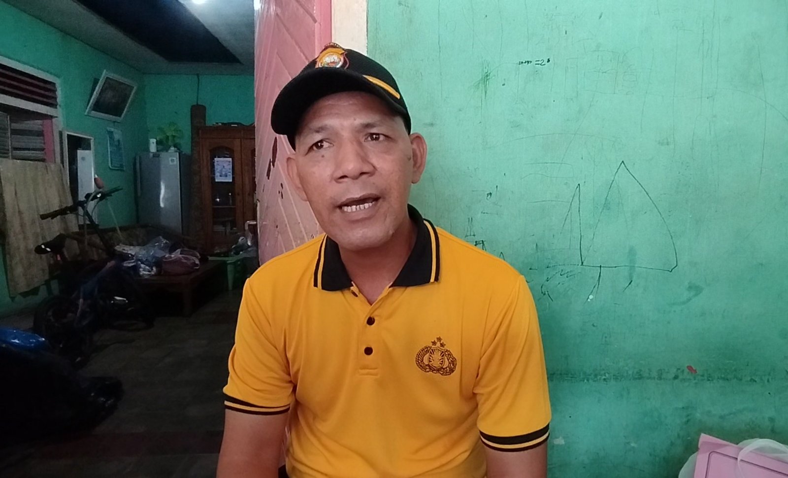 Kapolsek Teluk Segara, AKP Noprizal saat diwawancarai terkait di bebaskan nya dua nelayan Pantai Malabero.