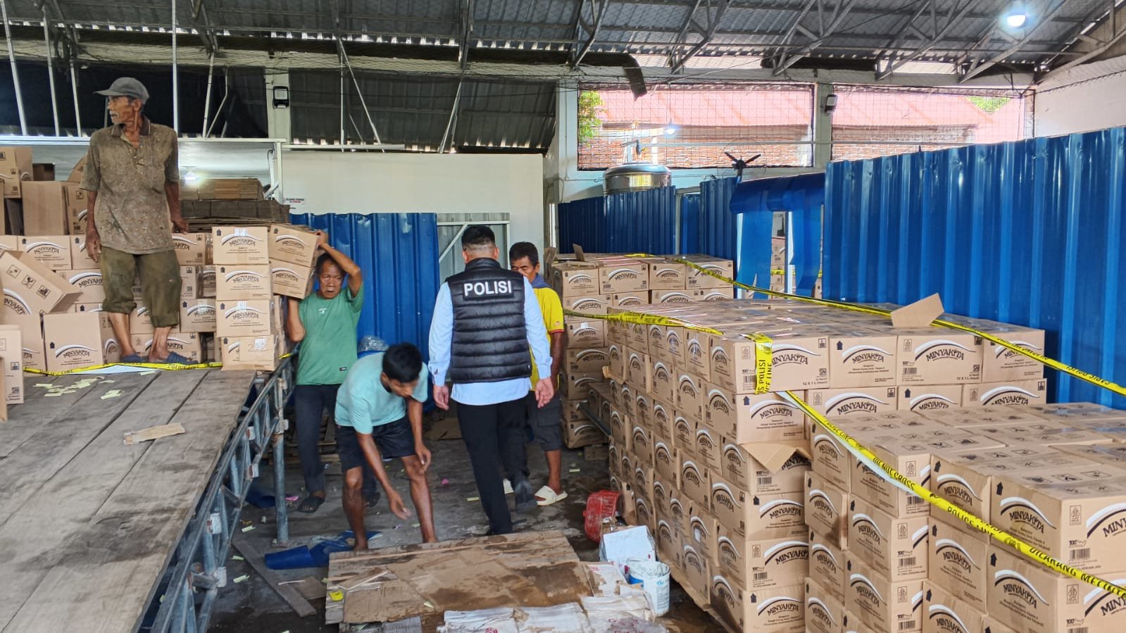 Polda Bengkulu Segel Gudang Minyak Goreng Bumi Merah Putih yang ada di Kelurahan Sawah Lebar, Kecamatan Ratu Agung, Kota Bengkulu, Beberapa waktu lalu.