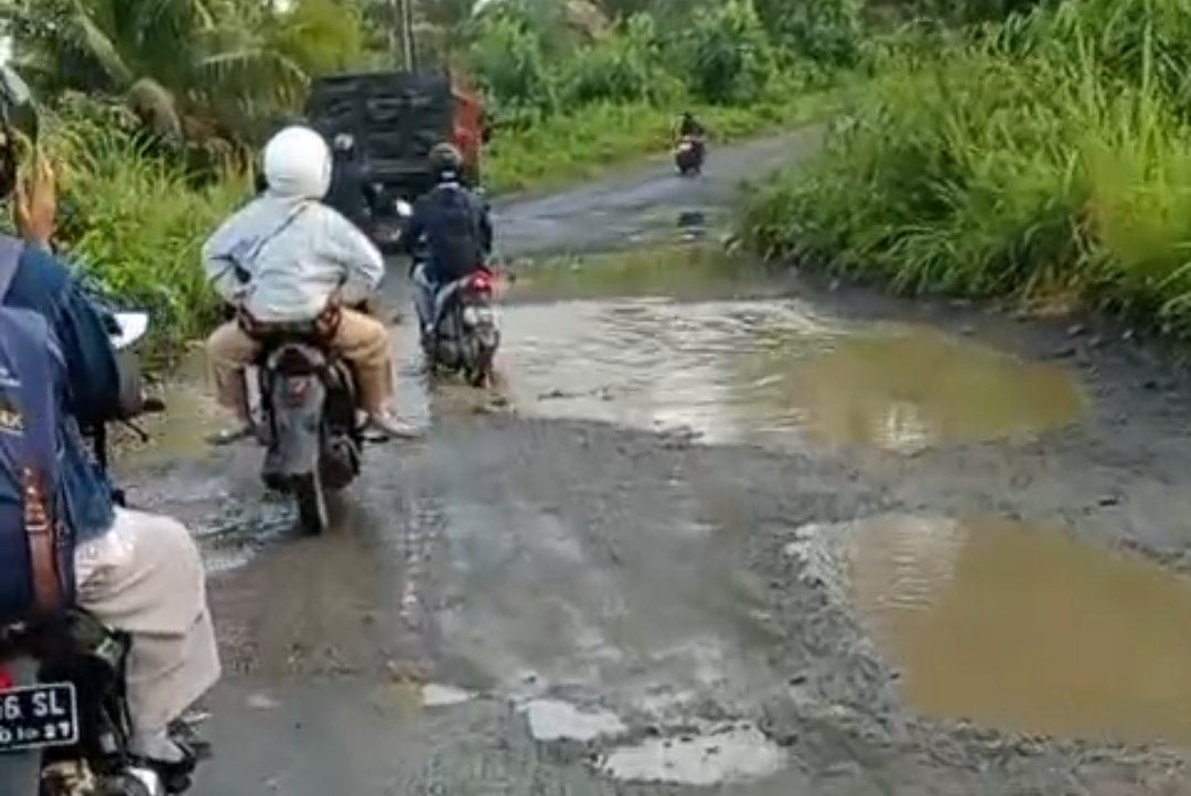Miris! Jalan Arga Makmur–Lais Mirip “Kubangan Kerbau”, Pengendara Mintak Pemda Segera Lakukan Perbaikan