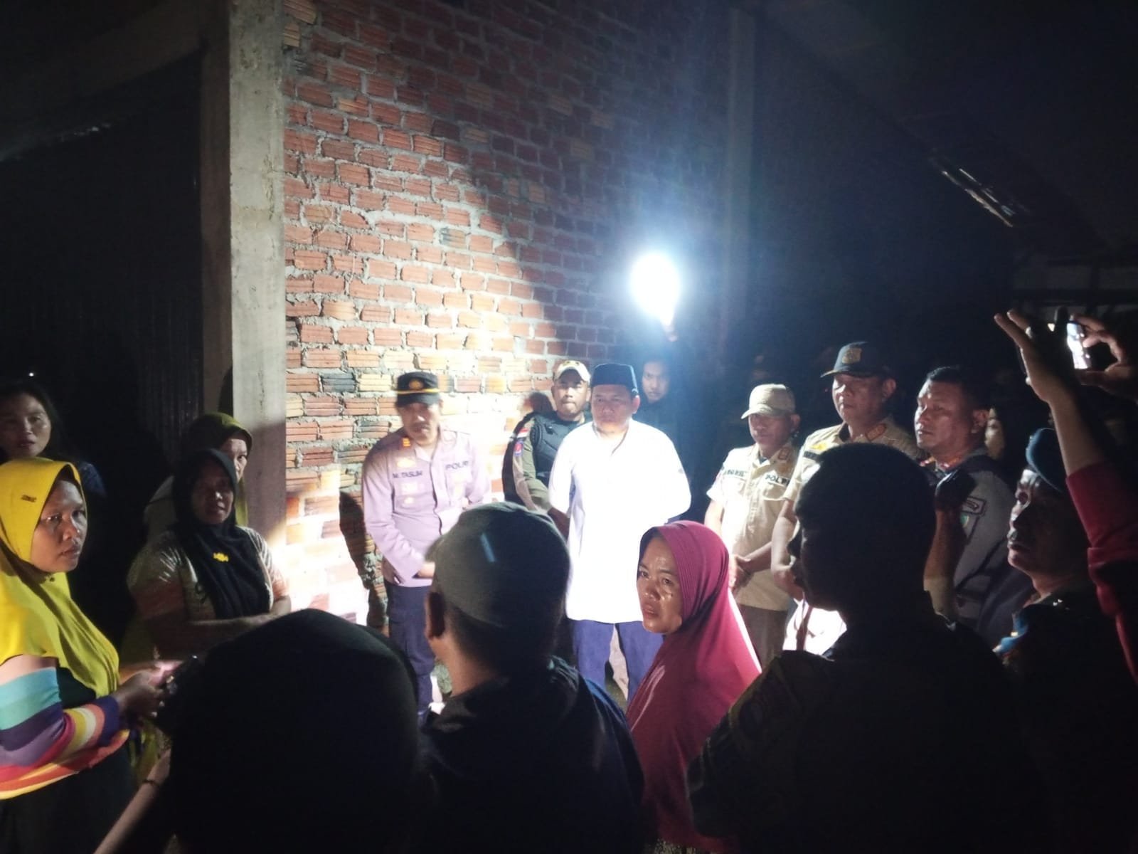Kesal Suami Sering ke Warem, Emak-Emak Bentiring Permai Turun ke Jalan Gelar Sweeping Tuntut Warem Dibongkar