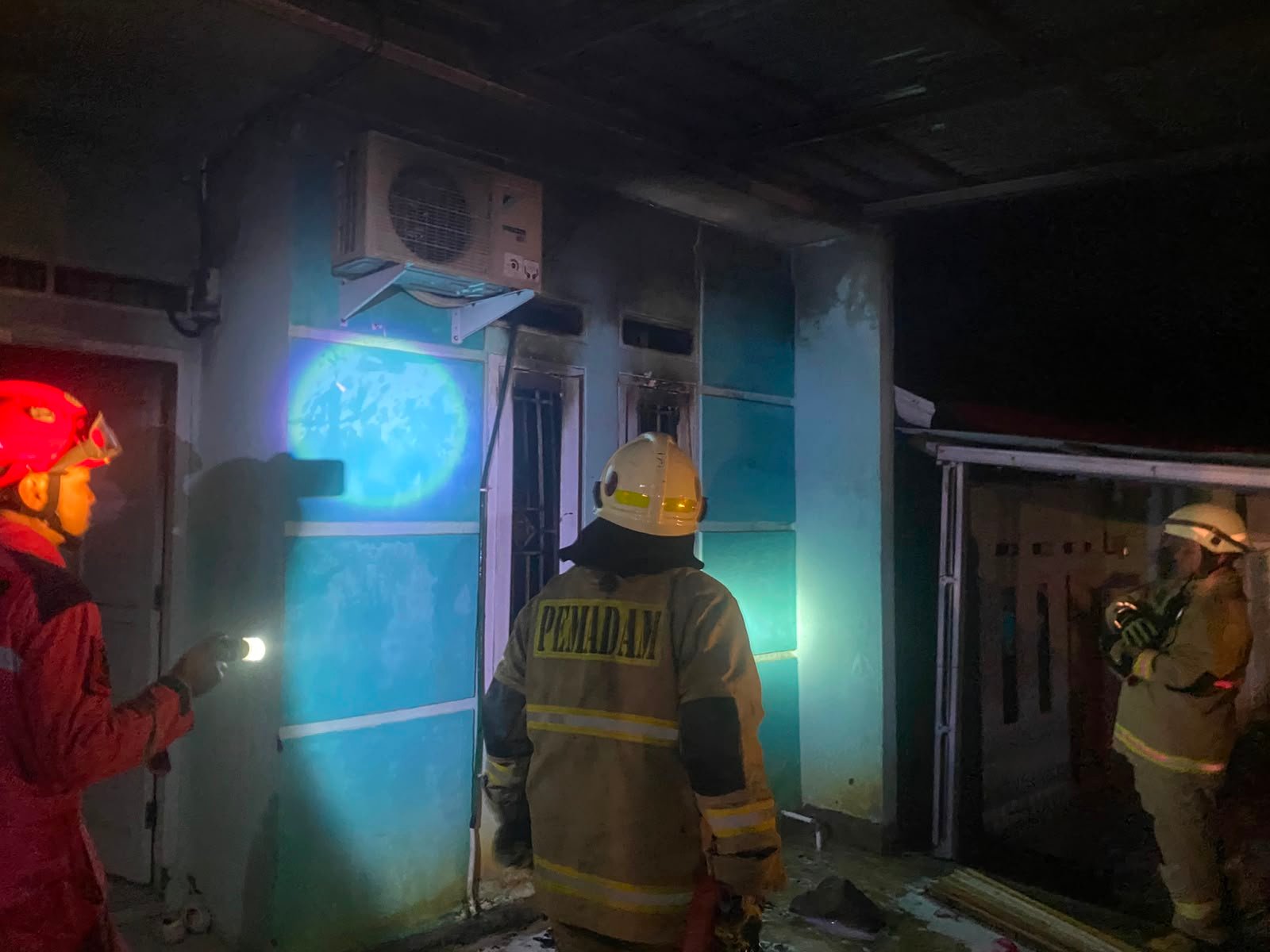 Korsleting AC Picu Kebakaran Hebat di Pekan Sabtu, Damkar Bergerak Cepat Cegah Api Merembet ke Rumah Warga Lainnya