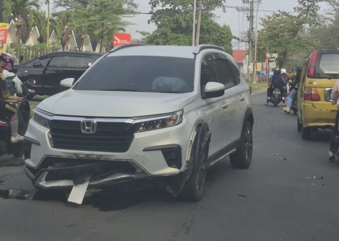 Adu Kambing Motor Vs Mobil di Pantai Panjang, Satu Pengendara Dilarikan ke Rumah Sakit