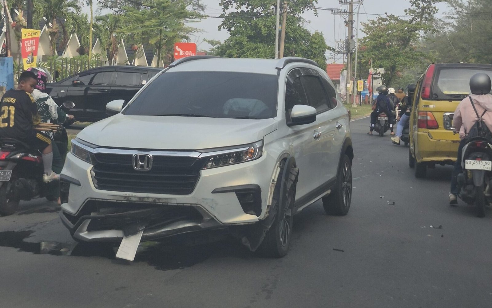 Adu Kambing Motor Vs Mobil di Pantai Panjang, Satu Pengendara Dilarikan ke Rumah Sakit