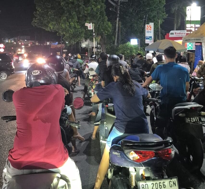 Antrian kendaraan untuk mendapatkan BBM bersubsidi jenis pertalite di salah satu SPBU yang ada di Kota Bengkulu.