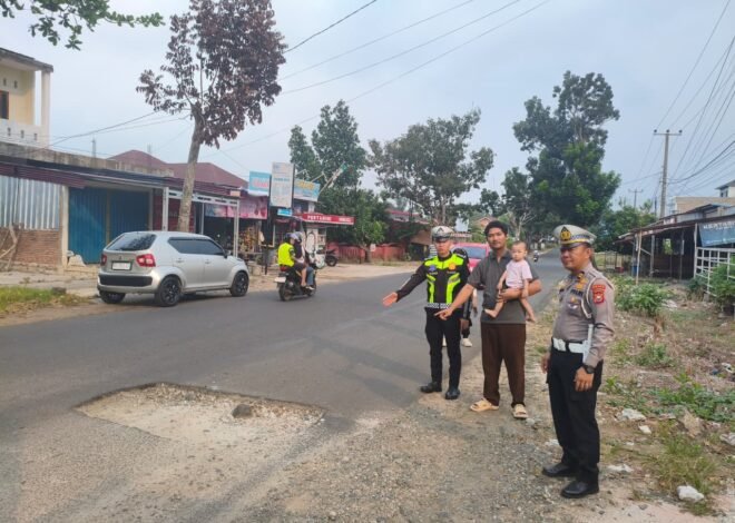 Hampir Satu Tahun Dibiarkan Menganga, Satlantas Polresta Bengkulu Turun Tangan Tutupin Jalan Berlubang