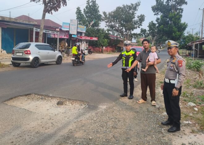 Hampir Satu Tahun Dibiarkan Menganga, Satlantas Polresta Bengkulu Turun Tangan Tutupin Jalan Berlubang