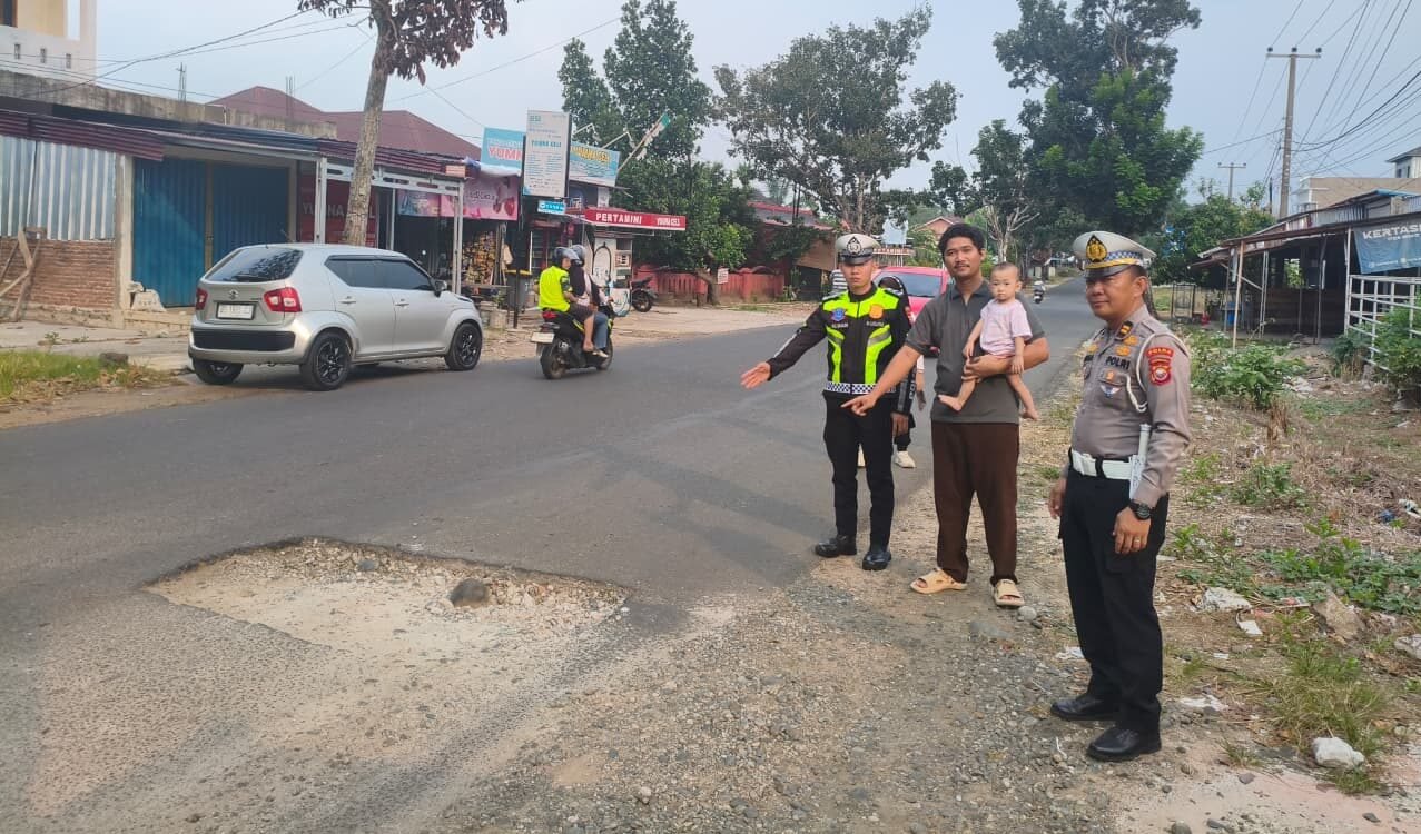 Hampir Satu Tahun Dibiarkan Menganga, Satlantas Polresta Bengkulu Turun Tangan Tutupin Jalan Berlubang