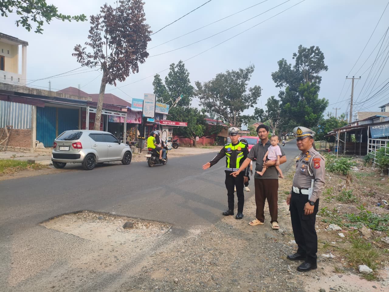 Hampir Satu Tahun Dibiarkan Menganga, Satlantas Polresta Bengkulu Turun Tangan Tutupin Jalan Berlubang