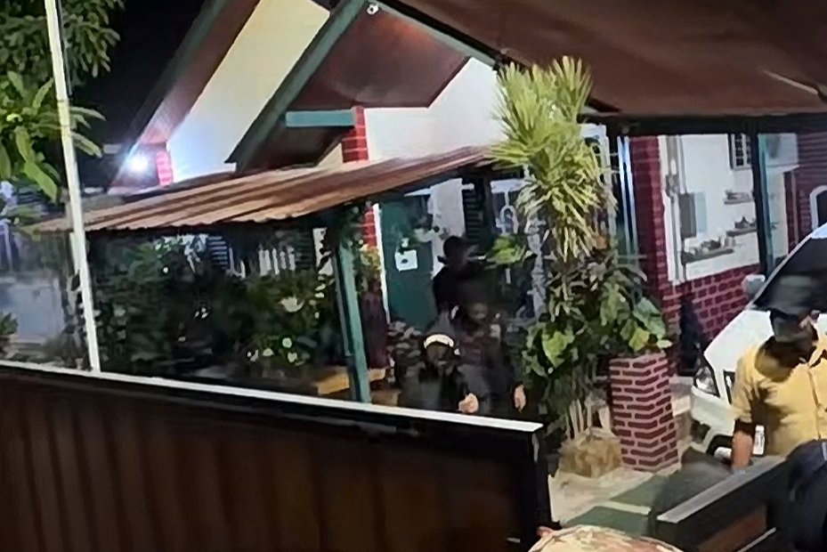 Suasana saat tim penyidik KPK sesuai melakukan penggeledahan di rumah milik Eks PJ Walikota Bengkulu Arif Gunadi.
