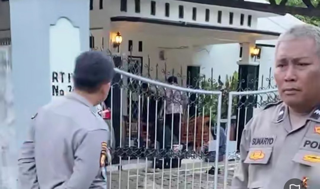 Suasana tim penyidik KPK saat melakukan penggeledahan di rumah milik Sekwan DPRD Kota Bengkulu Jumat sore (07/08/2026).