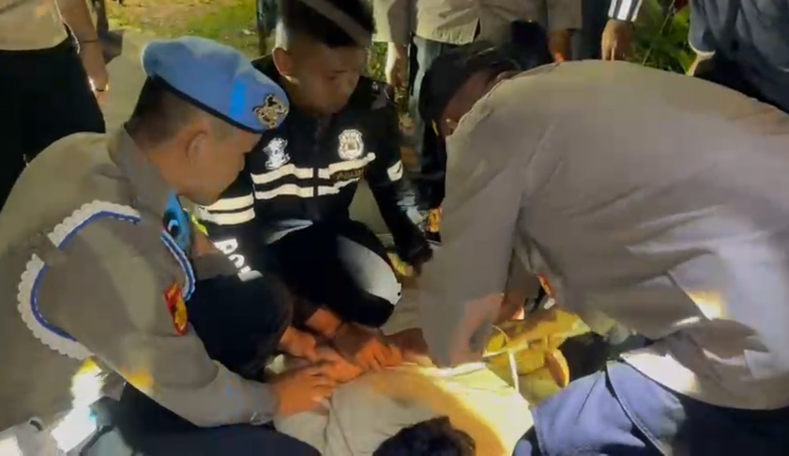 Patroli Tengah Malam Bikin Geger! Pria Diduga Mabuk Bawa Cambuk Ekor Pari & Mainan Senpi Diamankan Polisi
